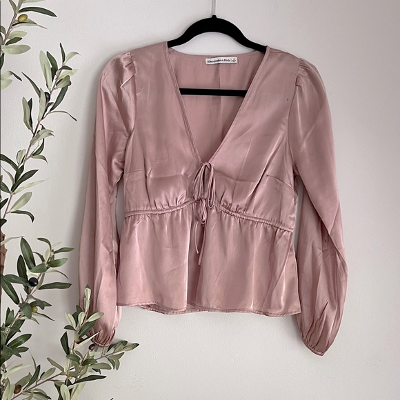 Abercrombie & Fitch Mauve V-Neck Blouse Satin Sz Sm Bin G - Picture 1 of 4